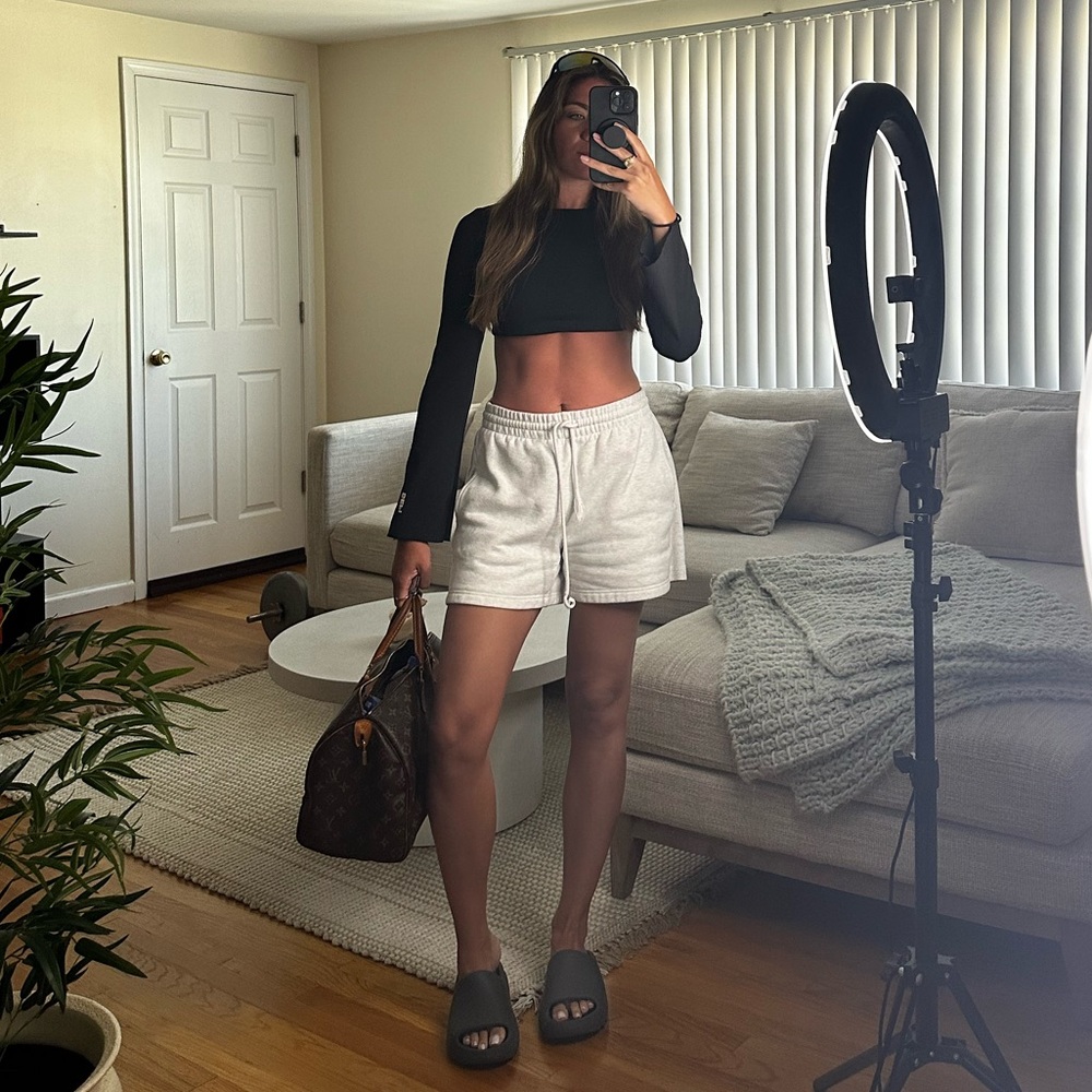 TNA CozyAF Fleece Perfect Hi-Rise Sweatshorts Heather Grey | Aritzia | Size M - Picture 2 of 5
